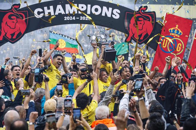 Les joueurs et les supporteurs de l’Union Saint-Gilloise célèbrent le titre de champion de Belgique de football, au stade Joseph-Marien de Forest, près de Bruxelles, le 25 mai 2025.