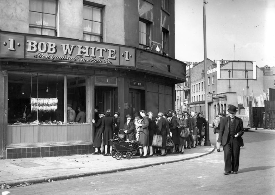 17th August 1945: Housewives queuing for fish at an Elephant and Castle fishmongers. (Photo by Harry Todd/Fox Photos/Getty Images)