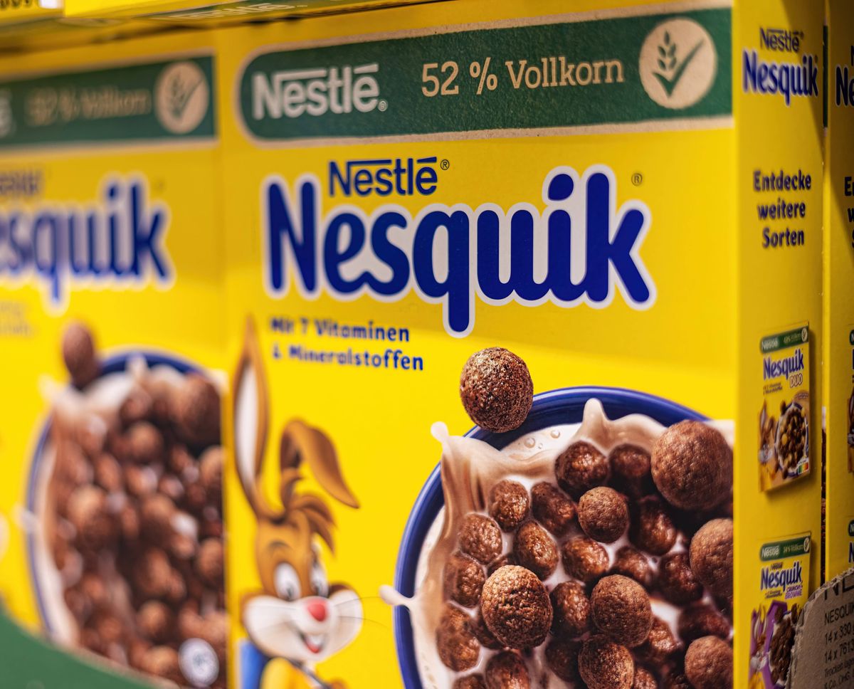 Nestle Nesquik Zerealienschachtel mit Cartoon-Maskottchen in einem Regal in Frankfurt, Deutschland am 21. März 2025, hervorgehoben mit 52% Vollkorn. Nestle Nesquik Zerealienschachtel mit Cartoon-Maskottchen in einem Regal in Frankfurt, Deutschland am 21. März 2025, hervorgehoben mit 52% Vollkorn.
