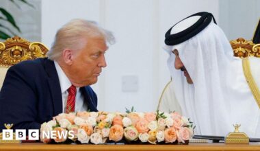Trump's critics and supporters unite against Qatar plane deal