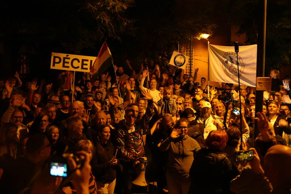 The leader of the Hungarian opposition is walking 300 kilometers, singing along the way, talking to people, and listening to everyone's problems
