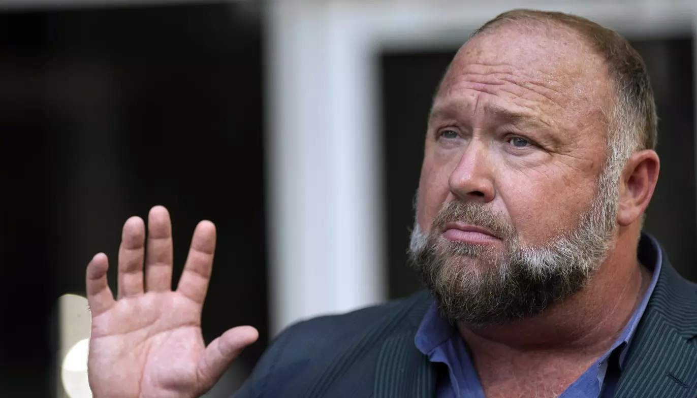 BIG BUSINESS: Den amerikanske konspirasjonsteoretikeren Alex Jones viet mye tid til reklame for produkter han selger på nettsiden sin i videoen hvor han snakker om «kokainskandalen» Foto: David J. Phillip