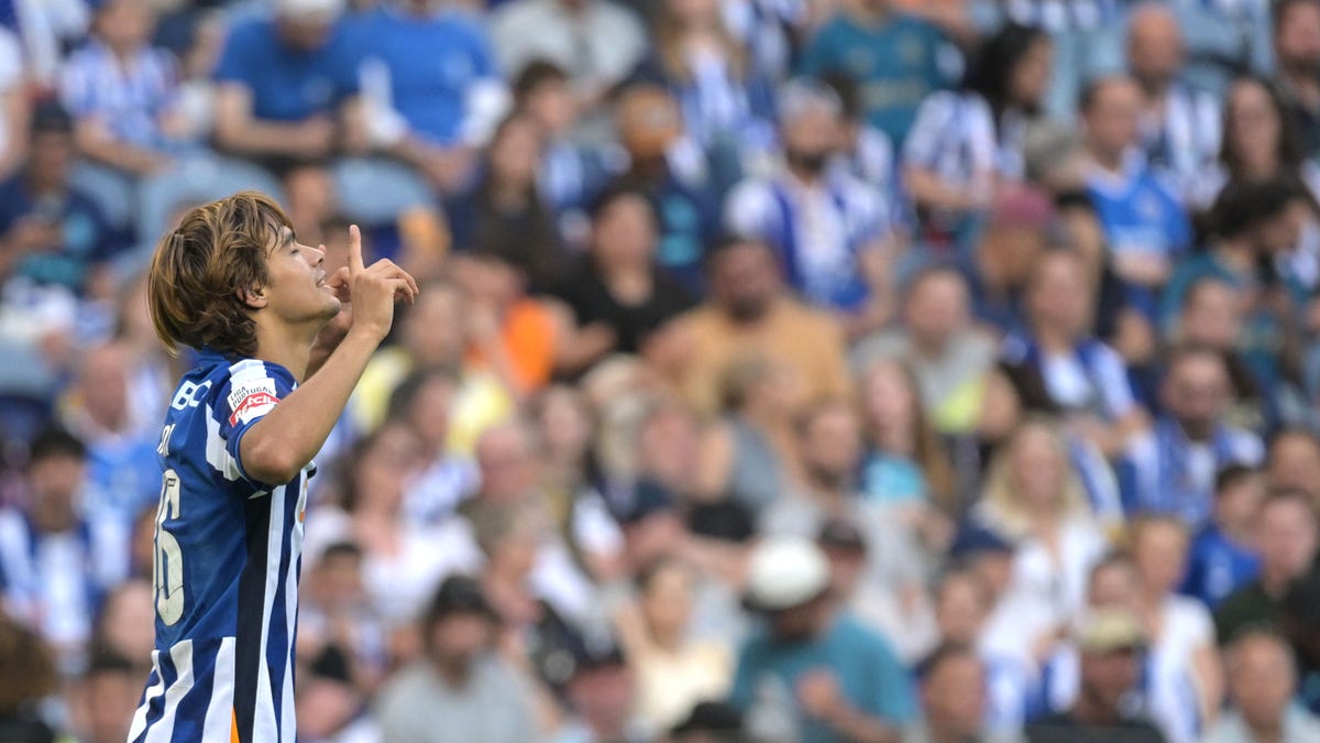 Portugal manager calls up young Rodrigo Mora for Nations League finals