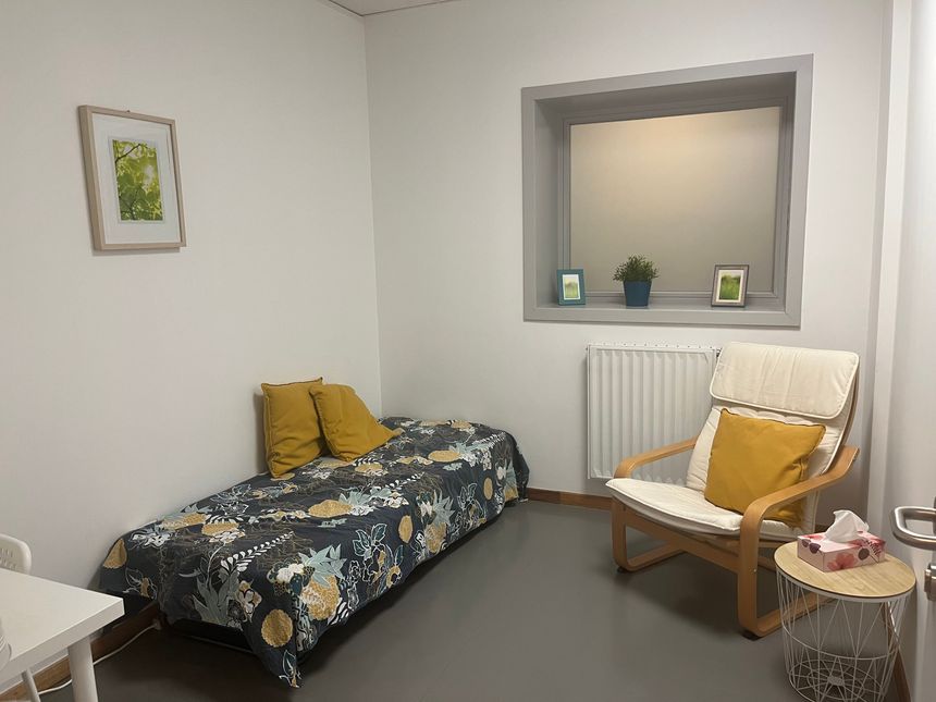 Les salles de repos peuvent être utilisées pour les patientes renvoyées vers d'autres centres, si elles souhaitent revenir à Mons pour un contrôle plus proches de chez elles.