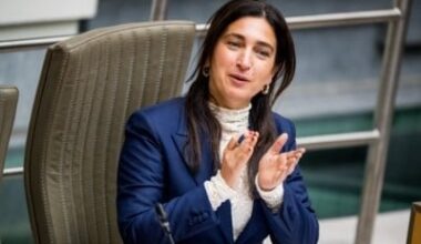 Niet alleen duurder, ook volledig geschrapt: Demir zet hervorming tegen ‘hobby-opleidingen’ in het volwassenenonderwijs voort