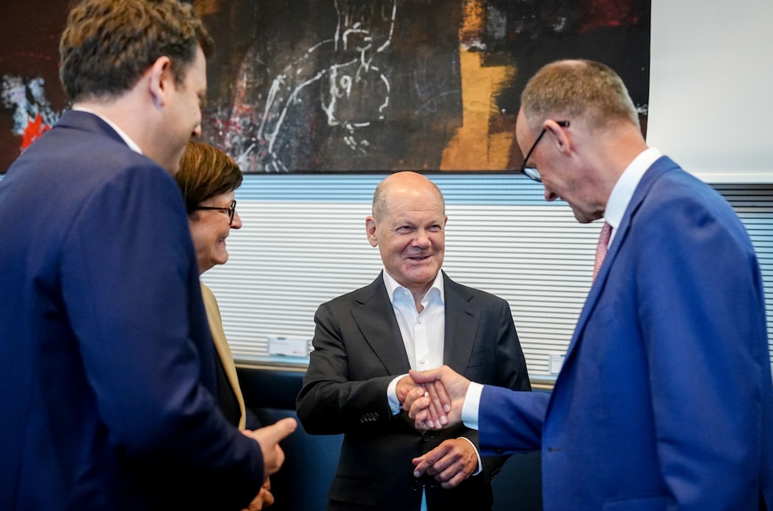 Lars Klingbeil, Saskia Esken, Olaf Scholz (alle SPD), und Friedrich Merz, nehmen an der SPD-Bundestagsfraktionssitzung teil.