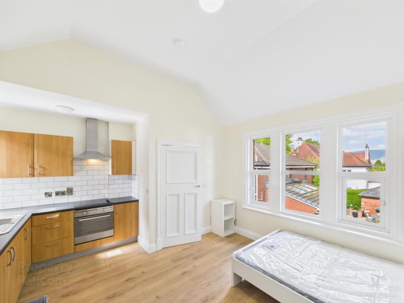 £800 a month to sleep in a single bed in your kitchen