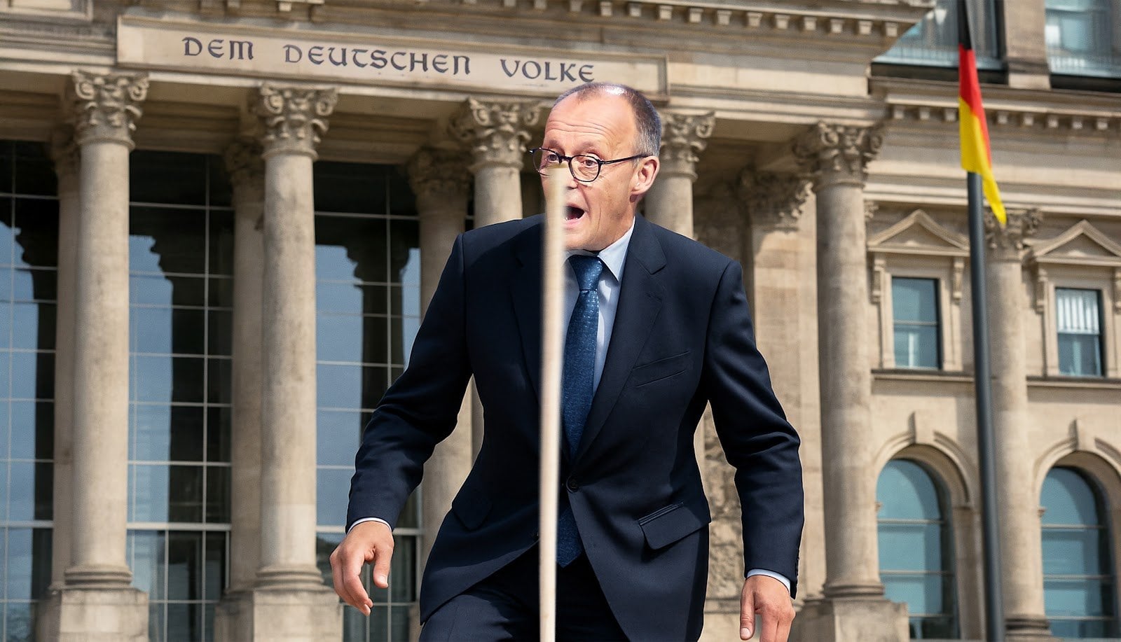 Auch das noch! Friedrich Merz tritt beim Verlassen des Bundestags auf Rechen