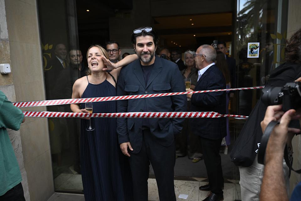 TOPSHOT - Customers react as demonstrators protest in front of a bar-restaurant during a protest against mass tourism on Barcelona's Las Ramblas alley, on July 6, 2024. Protests against mass tourism have multiplied in recent months across Spain, the world's second-most visited country. (Photo by Josep LAGO / AFP) (Photo by JOSEP LAGO/AFP via Getty Images)