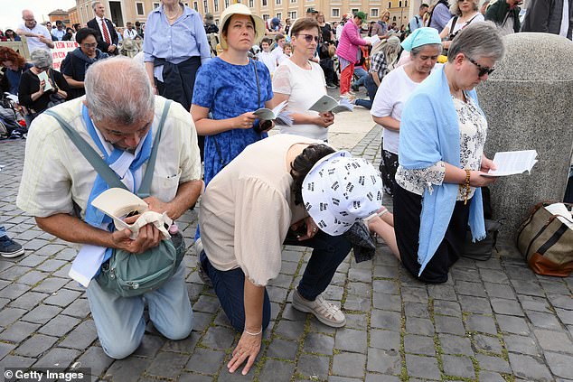 Well wishers pray during the inauguration mass of Pope Leo XIV