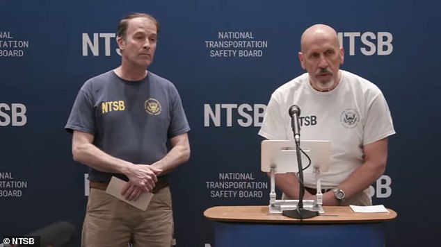 NTSB amatpersonas ir sniegušas sīkāku informāciju par liktenīgajiem mirkļiem, pirms Hulking Cuauhtémoc treniņu kuģis ietriecās ikoniskajā Ņujorkas pilsētas tiltā. (Attēlā: NTSB amatpersonas Braiens Youngs (pa kreisi) un Maikls Grehems pirmdienas pēcpusdienā sniedz preses brīfingu)