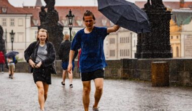 Česko zasáhnou silné bouřky, vyhne se jim jen malá část země. Hrozí i lokální záplavy