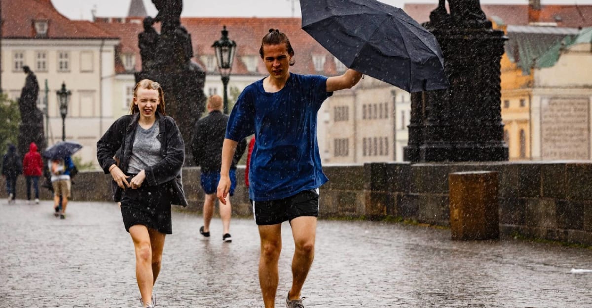 Česko zasáhnou silné bouřky, vyhne se jim jen malá část země. Hrozí i lokální záplavy