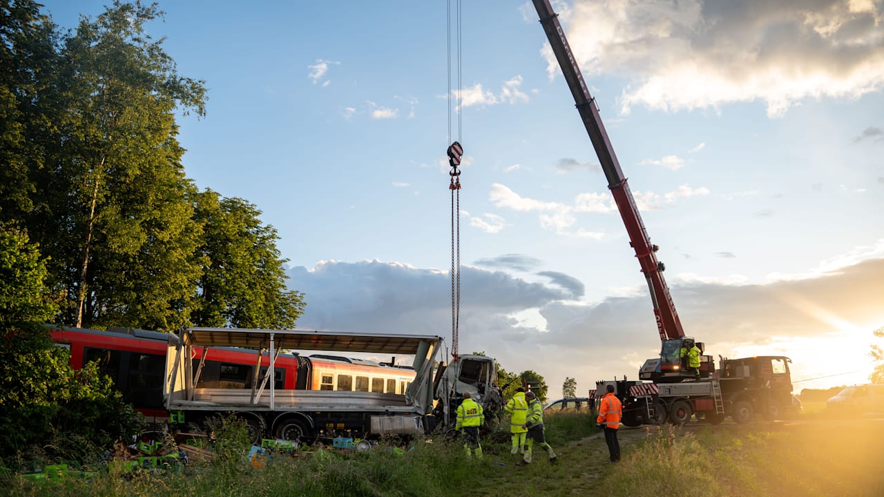 Zugunglück in Bayern: Jetzt bergen Kräne den zerstörten Unglückszug | News