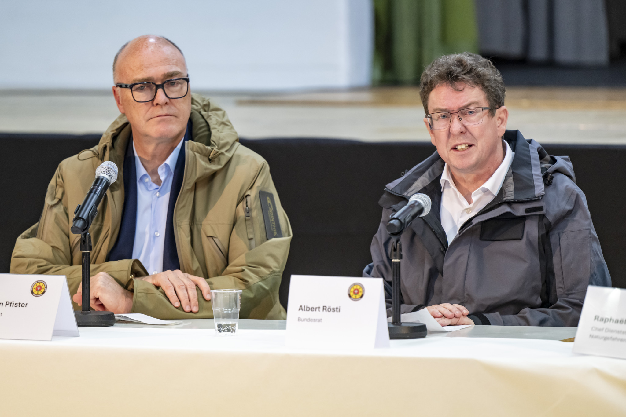 Die Schweizer Bundesräte Martin Pfister und Albert Roesti sprechen während einer Pressekonferenz in Ferden, Schweiz, am 28. Mai 2025. Thema ist der Murgang in Blatten im Lötschental, Kanton Wallis.