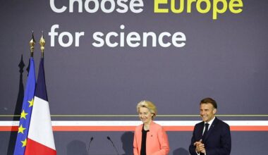 Von der Leyen e Macron alla Università Sorbona di Parigi