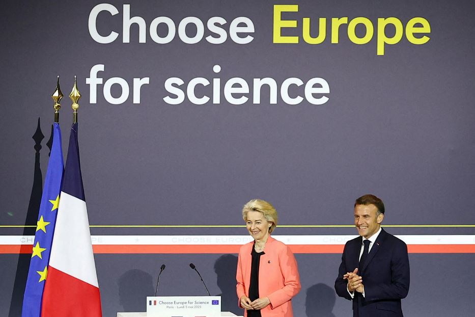 Von der Leyen e Macron alla Università Sorbona di Parigi