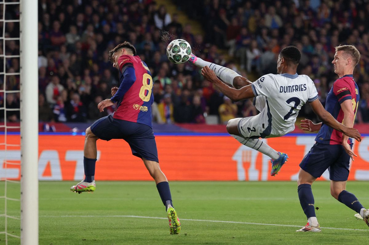 Denzel Dumfries von Inter Mailand erzielt ein Tor im Champions-League-Halbfinale gegen den FC Barcelona im Estadi Olimpic Lluis Companys am 30. April 2025.