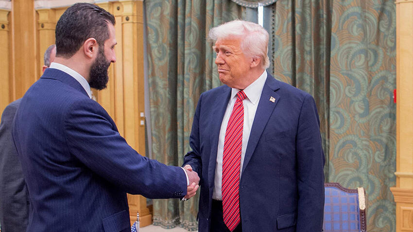 Syria's President Ahmed al-Sharaa and U.S. President Donald Trump (Photo: AFP PHOTO / SAUDI ROYAL PALACE / BANDAR AL-JALOUD) הפגישה של נשיא ארה"ב דונלד טראמפ עם נשיא סוריה אחמד א-שרע ובן סלימאן