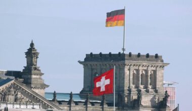 Schwieriger Nachbar - Warum blickt die Schweiz so schief auf Deutschland? | Hierzulande kann man nicht genug bekommen von Geschichten, die davon handeln, was die Schweiz besser macht als Deutschland. Das ist psychologisch verständlich, aber unreif und unklug.