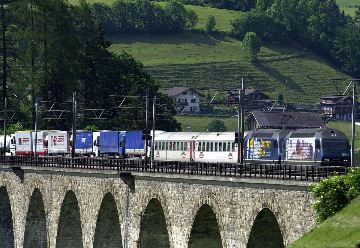 Le train Huckepack n° 43625, tiré par deux machines Re 465, traverse le viaduc près de Frutigen en direction du Lötschberg dans le corridor SIM. ©Peter Schneider Le train Huckepack n° 43625, tiré par deux machines Re 465, traverse le viaduc près de Frutigen en direction du Lötschberg dans le corridor SIM. ©Peter Schneider