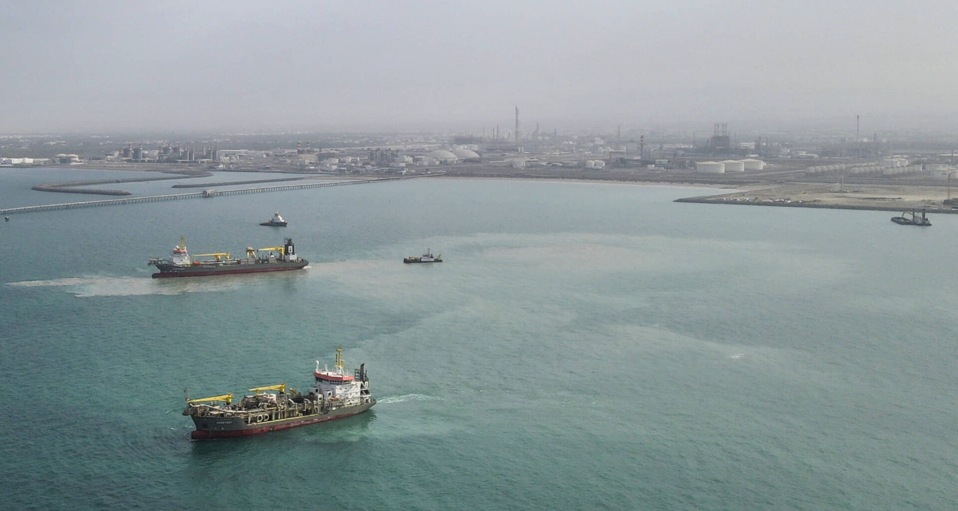 Boskalis vessels 'spot hunting' to clear the way for new LNG terminal