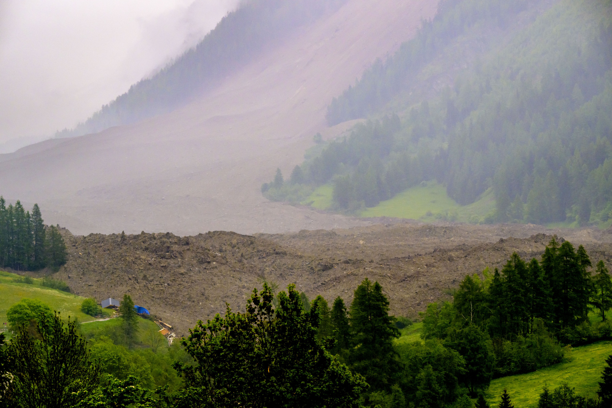 Lawine aus Eis, Fels, Schnee und Wasser erreicht den Talboden in Wiler nach dem Einsturz des Birchgletschers über Blatten, Schweiz, am Mittwoch, 28. Mai 2025.