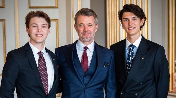 Har tildelt ordener til sine nevøer