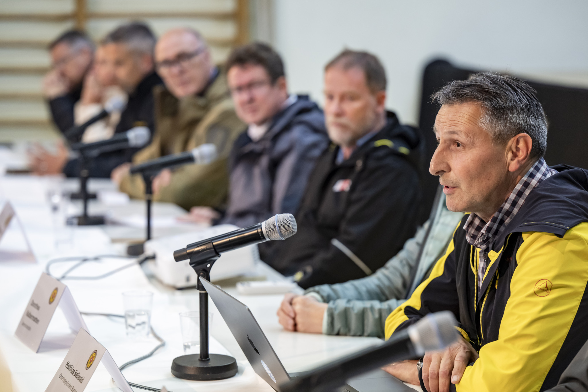 Matthias Bellwald, Bürgermeister von Blatten, spricht bei einer Pressekonferenz in Ferden, Schweiz, nach einem Erdrutsch in Blatten, Mai 2025.