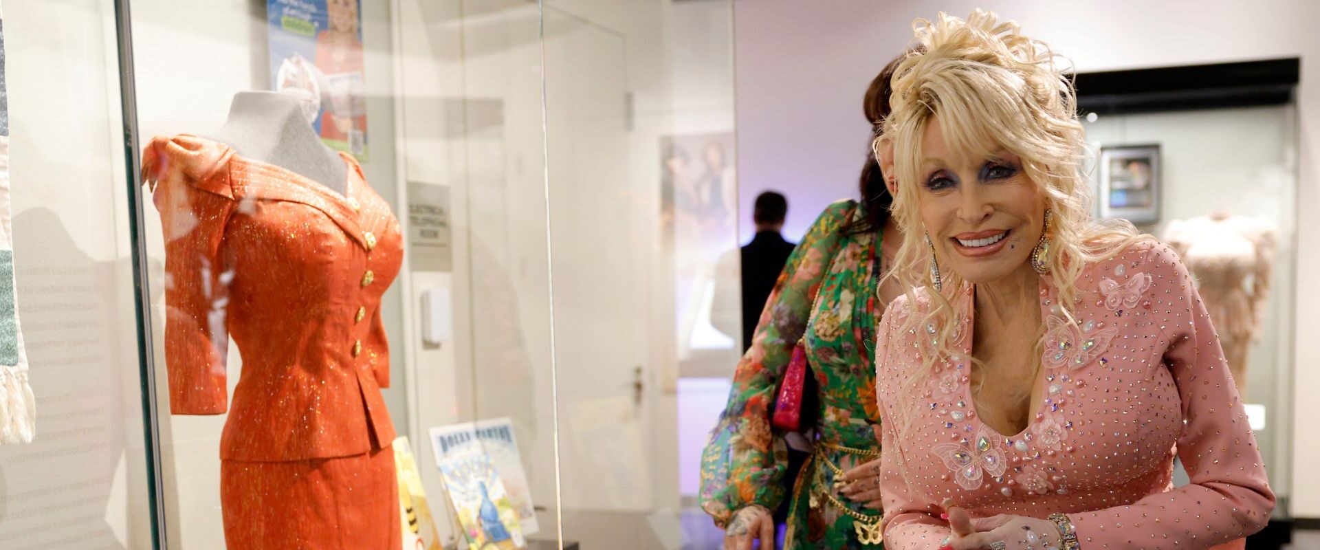 Dolly Parton Hopes To Cash in on Rain Check for Tea Invitation With Kate Middleton