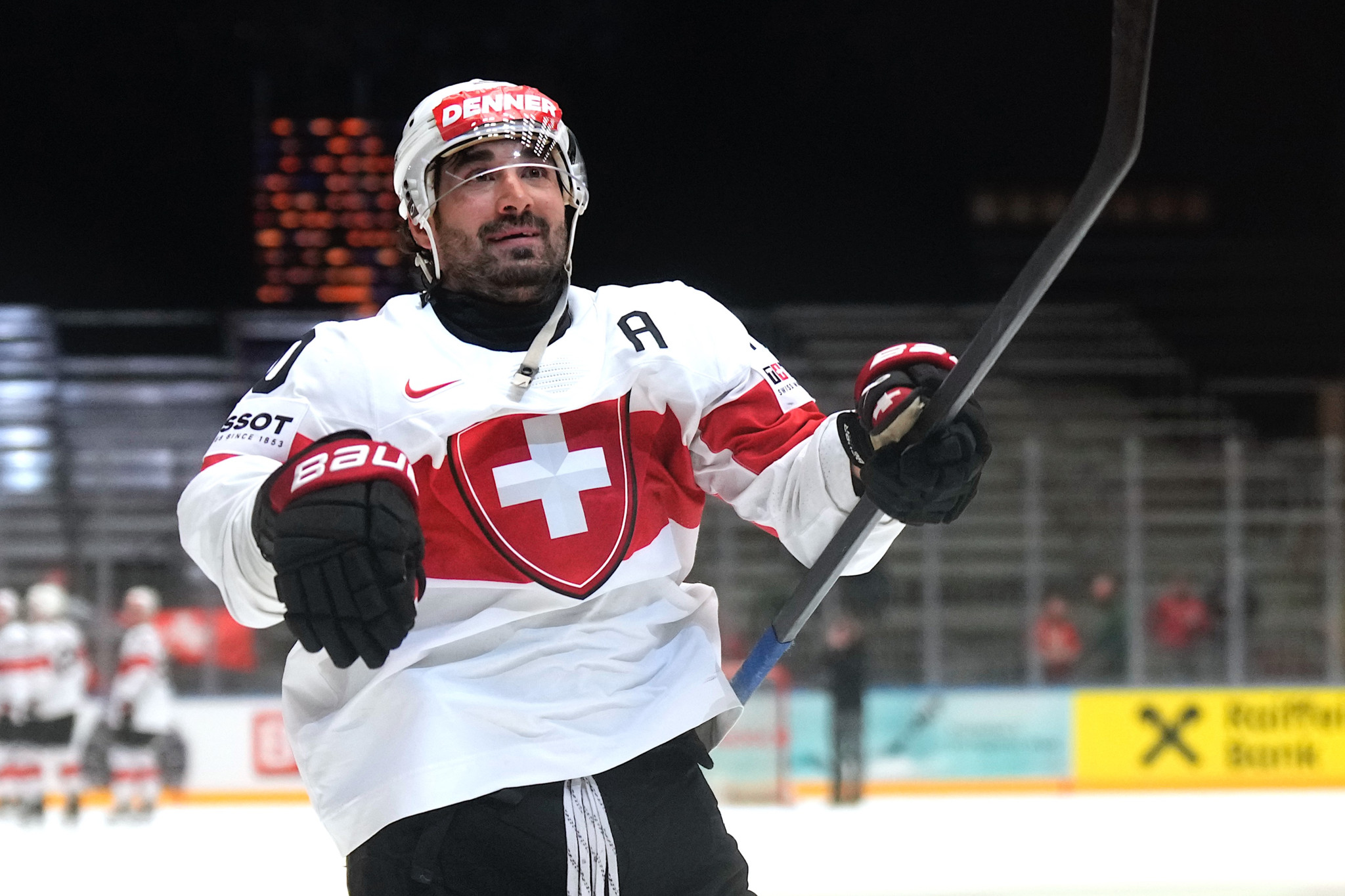 Andres Ambuehl der Schweizer Eishockey-Nationalmannschaft jubelt vor Fans nach dem Spiel gegen Ungarn bei den IIHF Weltmeisterschaften 2025 in Herning.