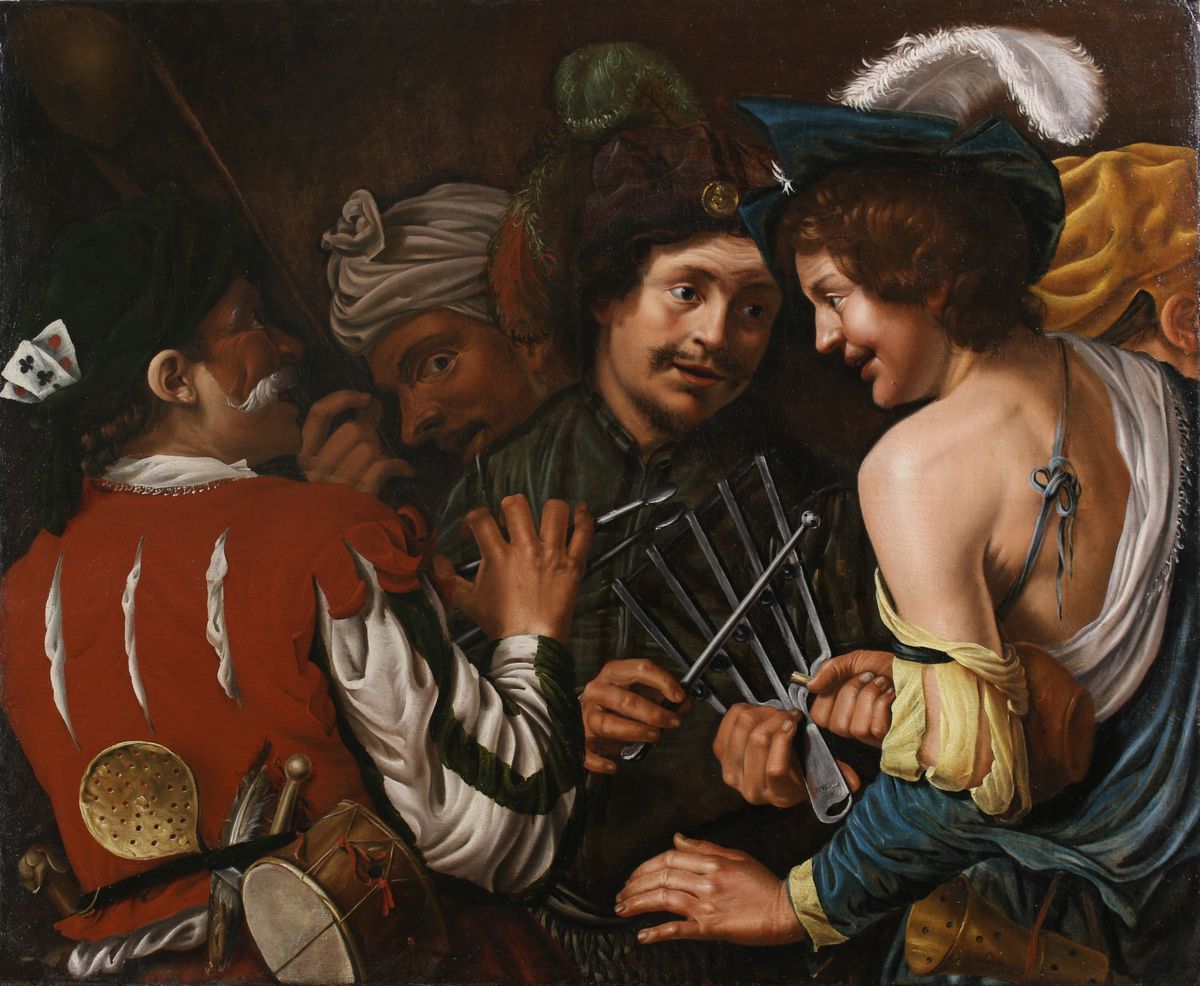 Scène de tricheurs jouant aux cartes, vêtus de costumes colorés, avec un homme dissimulant des cartes derrière son dos.