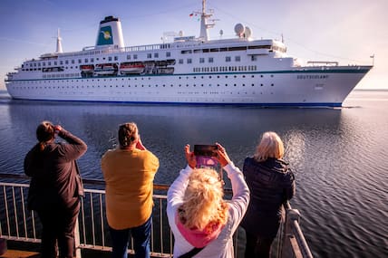 Das Kreuzfahrtschiff MS "Deutschland" fährt am Morgen an der Seebrücke in Wendorf vorbei in Richtung Wismarer Hafen.