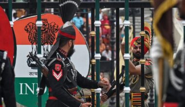 How do India and Pakistan’s armies and nuclear arsenals compare to each other?