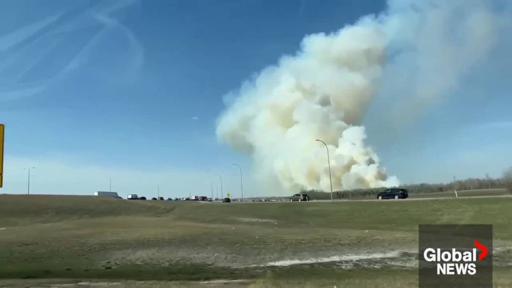 Click to play video: 'Thick plume of smoke as grass fire burns in west Edmonton'