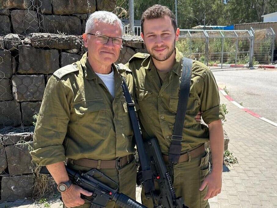 פרופ' נחום נשר ובנו קורן משרתים יחד במילואים