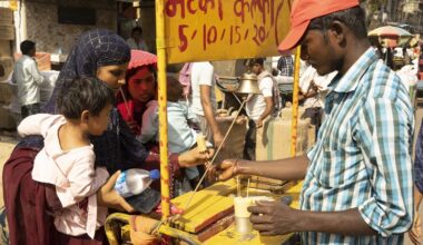 How does climate change impact Delhi's Red Fort market traders?