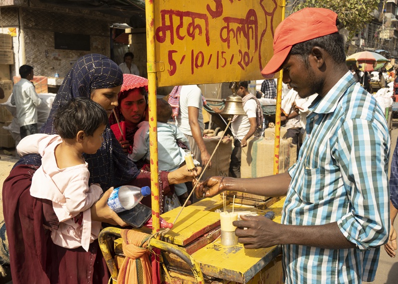 How does climate change impact Delhi's Red Fort market traders?