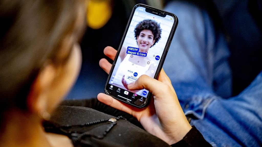 Artsen adviseren politiek: onder de 14 jaar geen smartphone meer