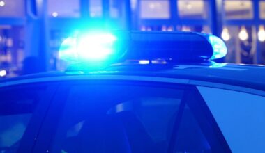In Hamburg nimmt die Polizei einen tobenden Mann fest, wenig später lebt er nicht mehr. Erst durch eine parlamentarische Anfrage kommt heraus: Ein Beamter soll dem Mann gegen den Kopf geschlagen haben.