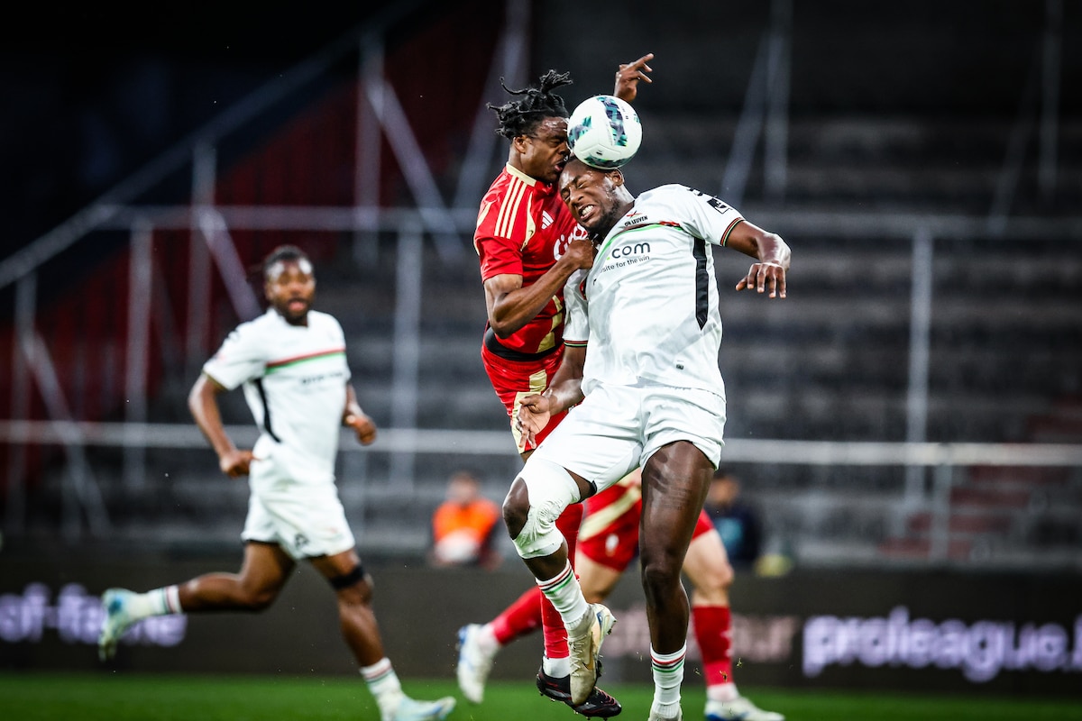 Standard's Nathan Ngoy and OHL's Lequincio Zeefuik fight for the ball during a soccer match between Standard de Liege and Oud-Heverlee Leuven, Tuesday 22 April 2025 in Liege, on day 5 (out of 10) of the Europe Play-offs of the 2024-2025 'Jupiler Pro League' first division of the Belgian championship. BELGA PHOTO BRUNO FAHY