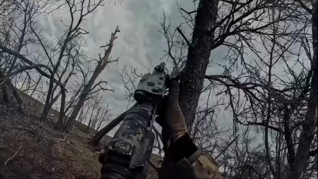 Ukrainian SOF of the "Omega" detachment of the NGU came under heavy enemy fire while beeing on the move in their IFV and had to get back to defensive positions where Russian FPVs targeted them. Their quick reaction saved the lives of their comrades. [Published May 2025]