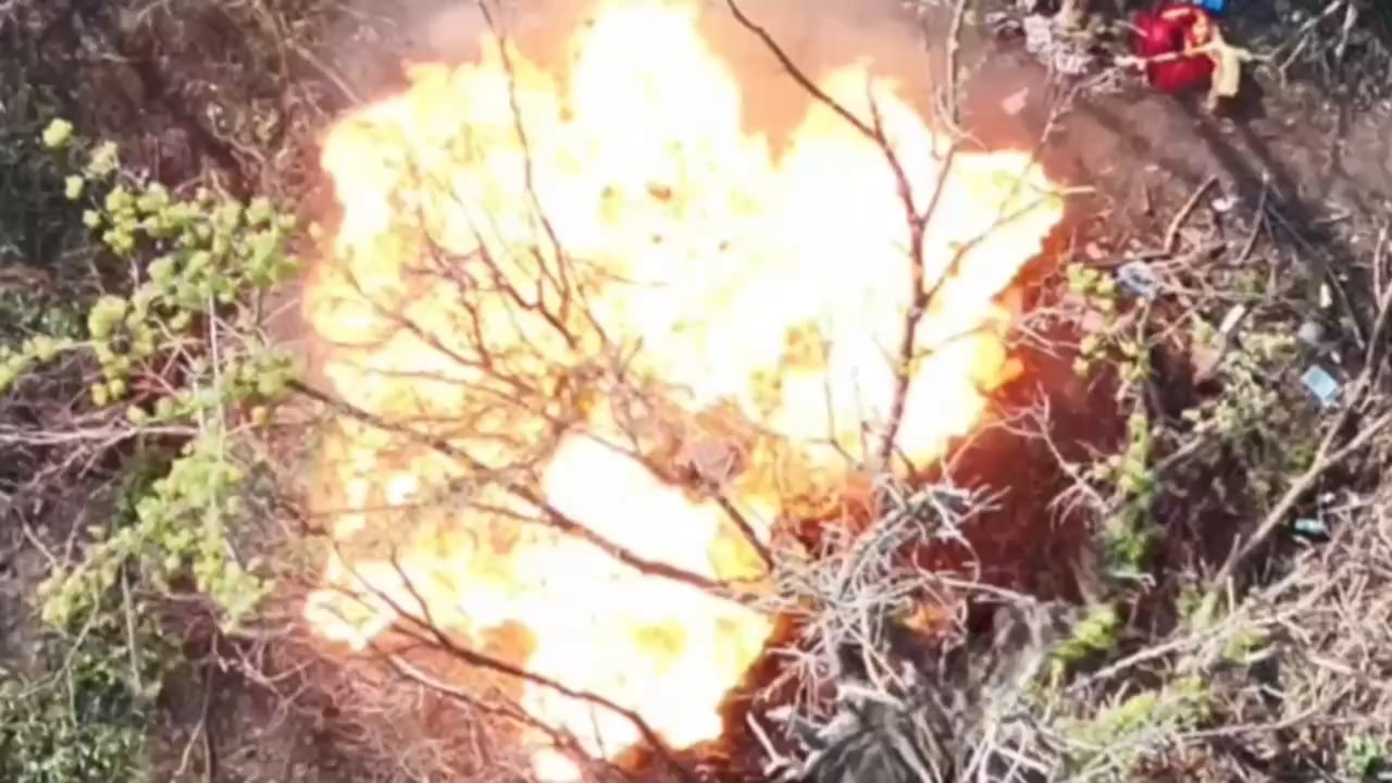 Ukrainian drone drops on 2 Russian soldiers carrying gasoline, Pokrovsk direction