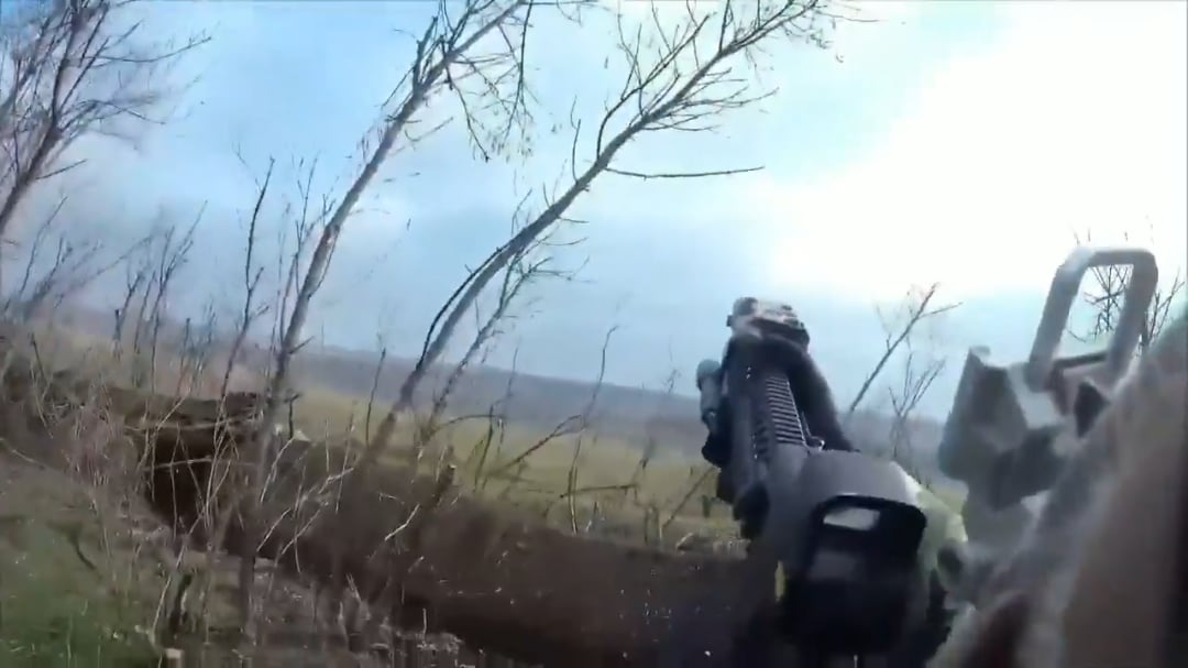 Memberes of the Ukrainian International Legion came under attack by a russian FPV drone. Fortunately the drone missed them. [Published 10.05.2025]