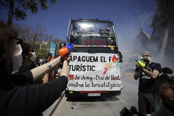 Agencias británicas, dispuestas a frenar la turismofobia en España