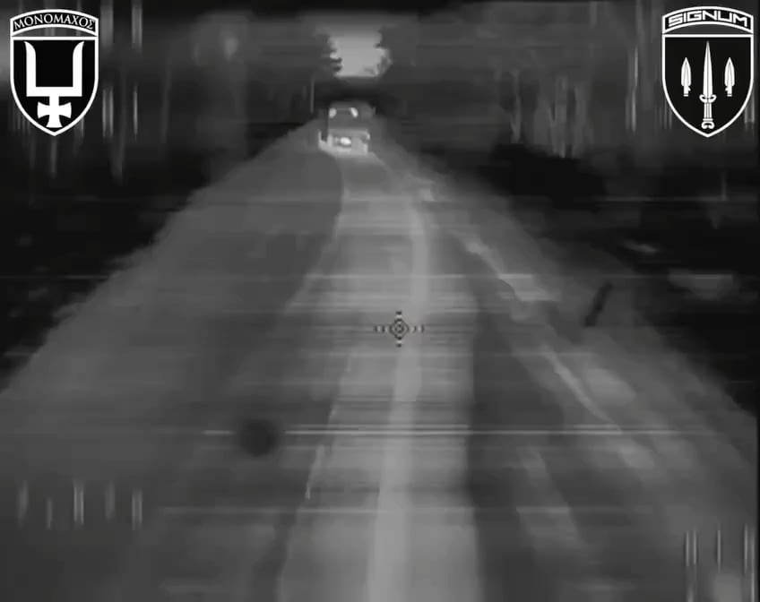 A Ukrainian FPV pilot of the "Signum" group attacks a Russian truck transporting soldiers and equipment.