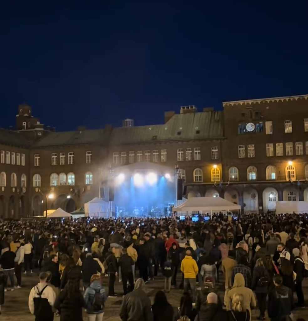 Caramel beszéde koncert előtt / közben.