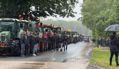Honderden voor- en tegenstanders bollenteelt voeren actie bij gemeentehuis in Diever