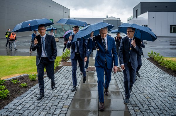 Kongsberg 20250527. 
Statsminister Jonas Gahr Støre (Ap) med styreleder Eivind Reiten, administrerende direktør i Kongsberggruppen, Eirik Lie og  Geir Håøy konsernsjef i Kongsberggruppen.under et besøk hos Kongsberg Defence & Aerospace.
Foto: Ole Berg-Rusten / NTB