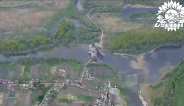 Ukrainian drone perspective of the bombing of the bridge with Russian soldiers at Tyotkino, Kursk Oblast a few days ago